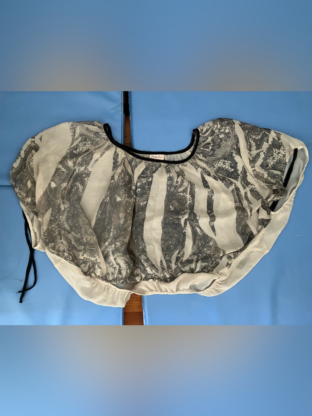 Off white & black abstract patterned flowy crop top